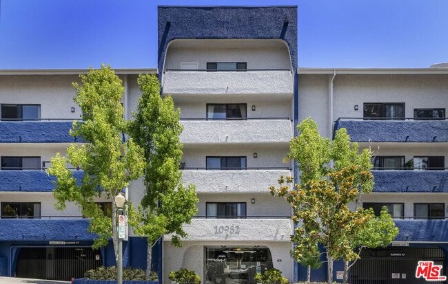 Building Photo - 10982 Roebling Ave