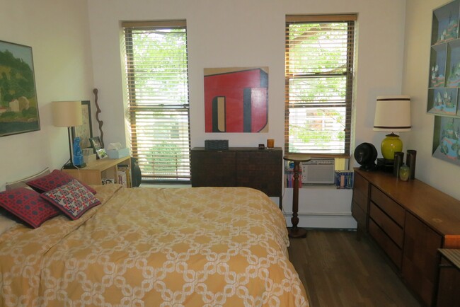 Building Photo - Sunny 1 BR in Park Slope
