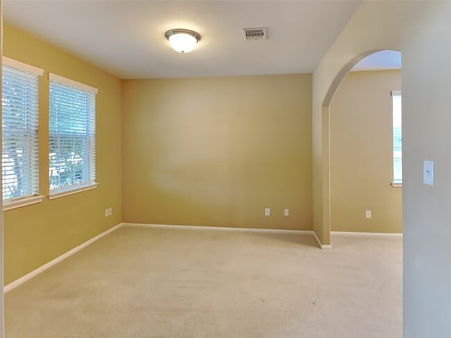 Building Photo - 633 Rocky Hollow Ln