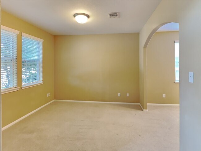 Foto del edificio - 633 Rocky Hollow Ln