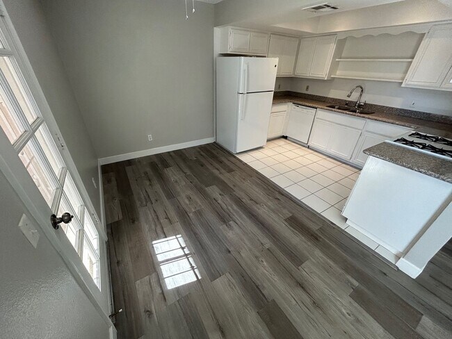 Foto del edificio - BEAUTIFUL 2 BED 2 BATH SECOND FLOOR CENTRAL LAS VEGAS CONDO