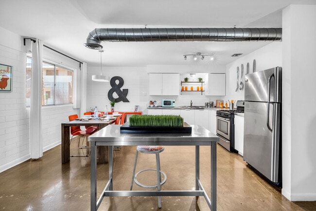 Building Photo - Large 2 bedroom units central Phoenix loca...