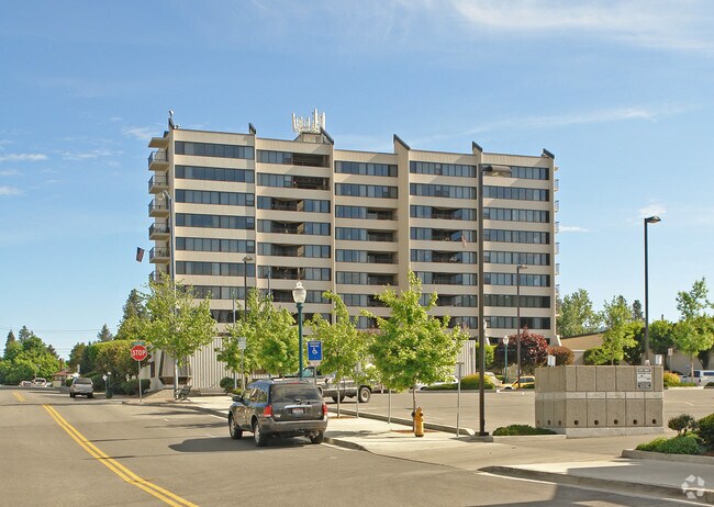 Foto del edificio - Lake Tower Apartments