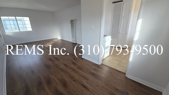 Building Photo - Bright 1 Bedroom Upstairs Apartment w/ Garage Parking