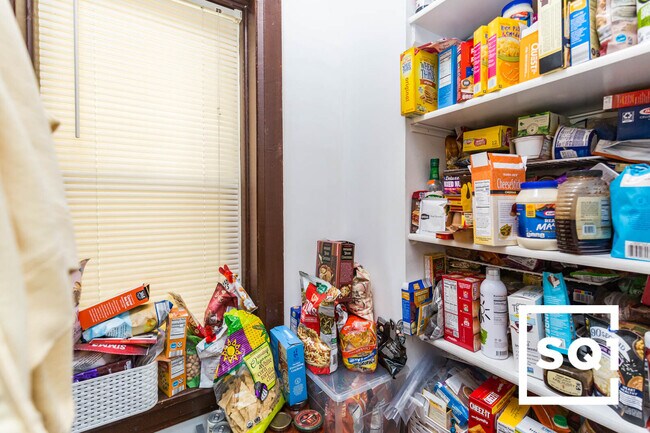 Building Photo - 1721 W Roscoe St