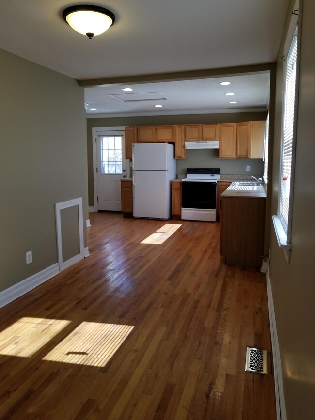 Building Photo - 3 Bedroom Ranch, Hardwood Floors, Recessed...