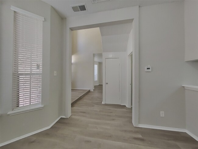 Building Photo - 1934 Creston Dr