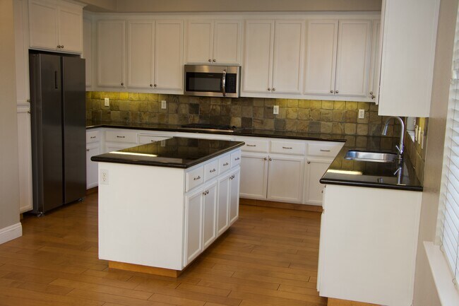 Building Photo - 925 Oak Brook Way