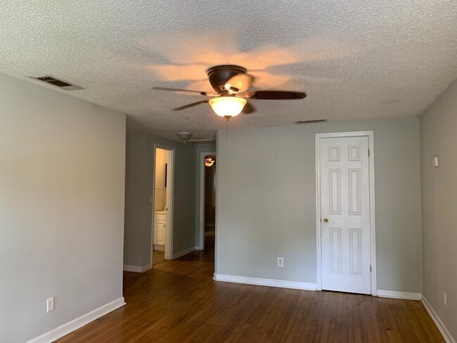Building Photo - West Ashley Duplex!