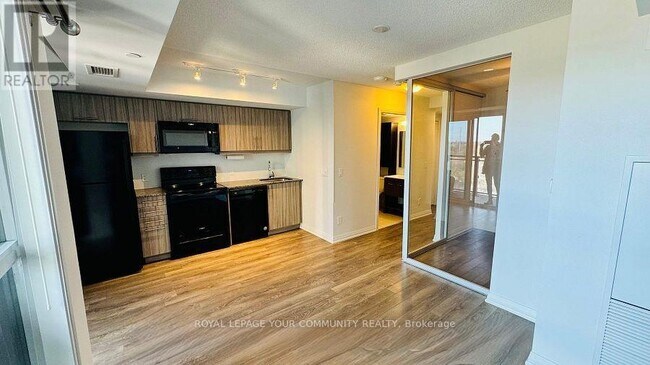Building Photo - 30-730 Meadowglen Pl