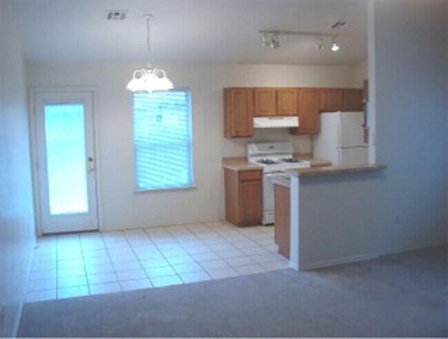 Building Photo - Large 3 bedroom 2 bath duplex with private...