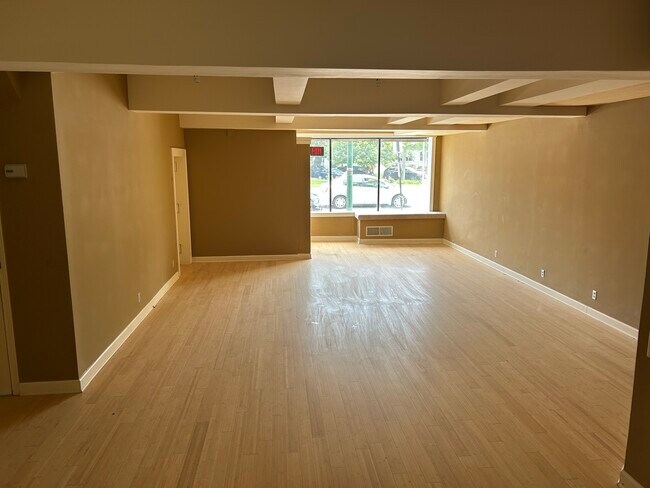 Foto del edificio - 5746 N Milwaukee Ave