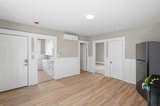 Building Photo - 387 Grove St