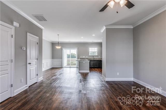 Building Photo - 363 Halton Crossing Dr SW