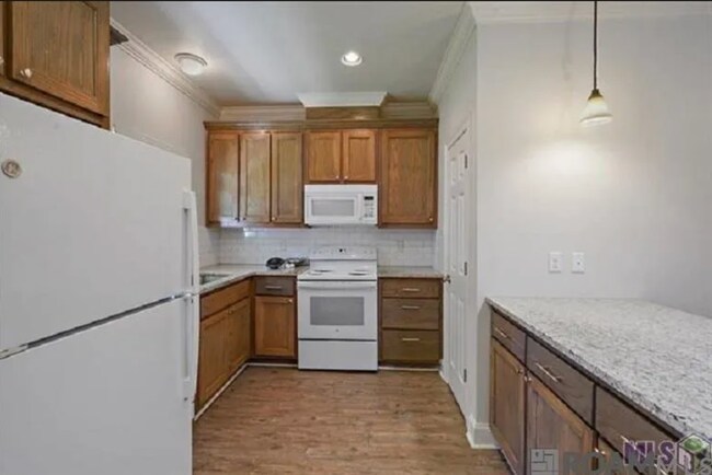 Foto del edificio - Greenwell Springs 4-plex