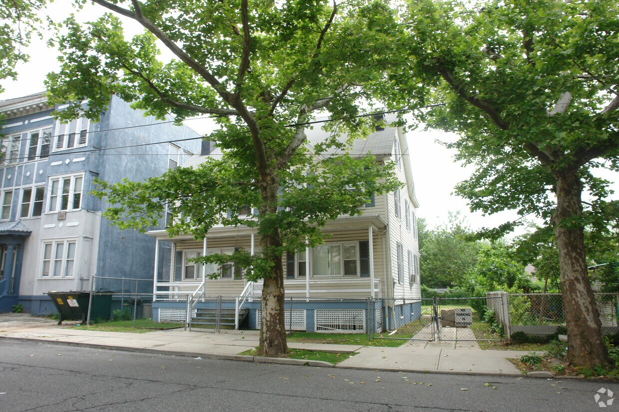 Building Photo - 394 Mechanic St