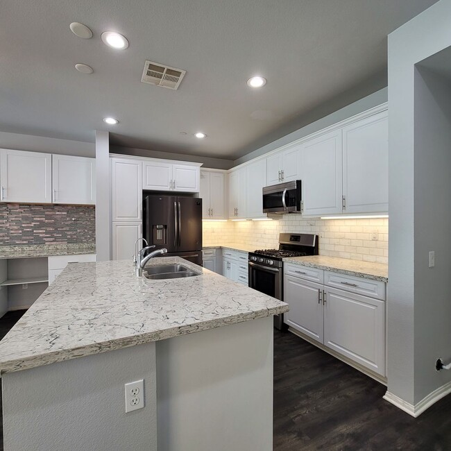 Building Photo - E. Ventura Newer Construction 3+2.5 bath H...