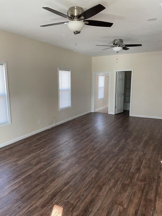 Foto del edificio - 300 W 5th St