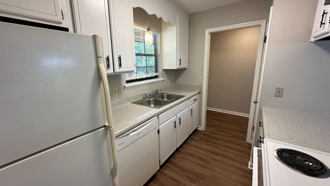 Foto del edificio - Lovely SOUTHWOOD Area 2/1.5 w/ Large Yard, Deck, & Open Floor Plan! $1350/month Avail July 1st!