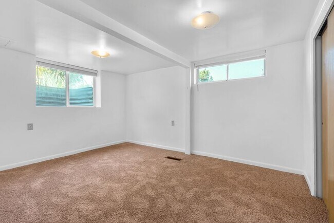 Building Photo - 890 E 150 N