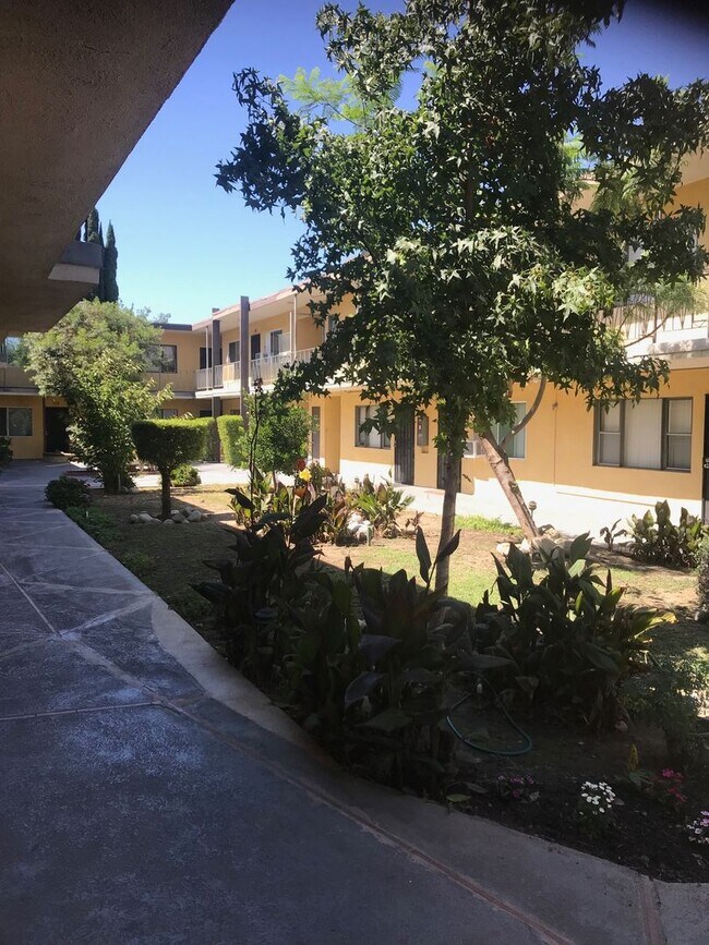 Foto del edificio - Spacious 1-Bedroom Apartment in Van Nuys –...