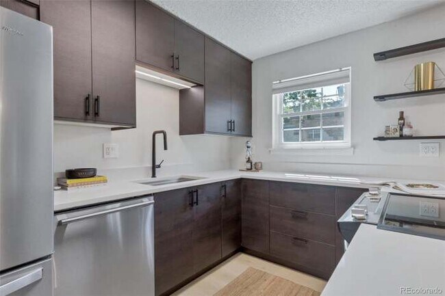 Foto del edificio - 9424 E Girard Ave