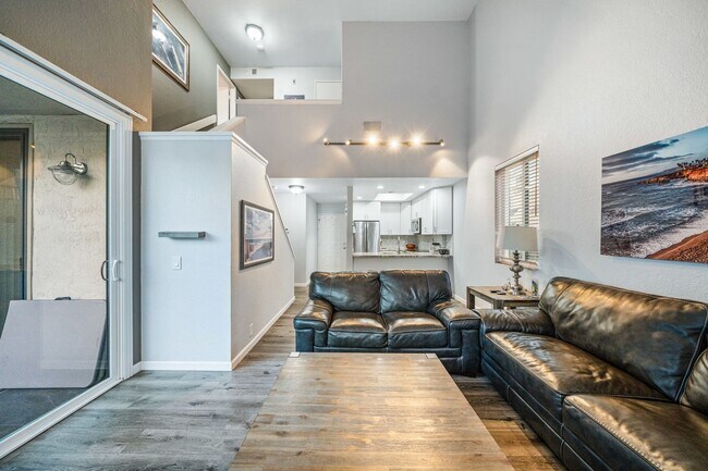 Foto del edificio - Mission Valley Beautiful Townhome Fully Furnished with A/C, Laundry + Parking