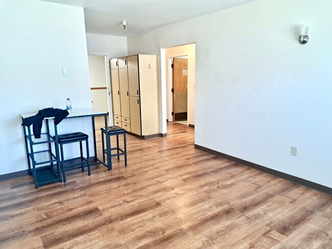 Foto del edificio - UNDER NEW MANAGEMENT: Accessible Studio w/ Laminate Floors! All-Inclusive "One Bill" Living, Free...