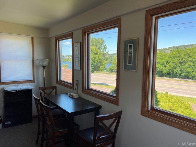 3 Seasons Unheated Front Porch - 605 W Houghton Ave