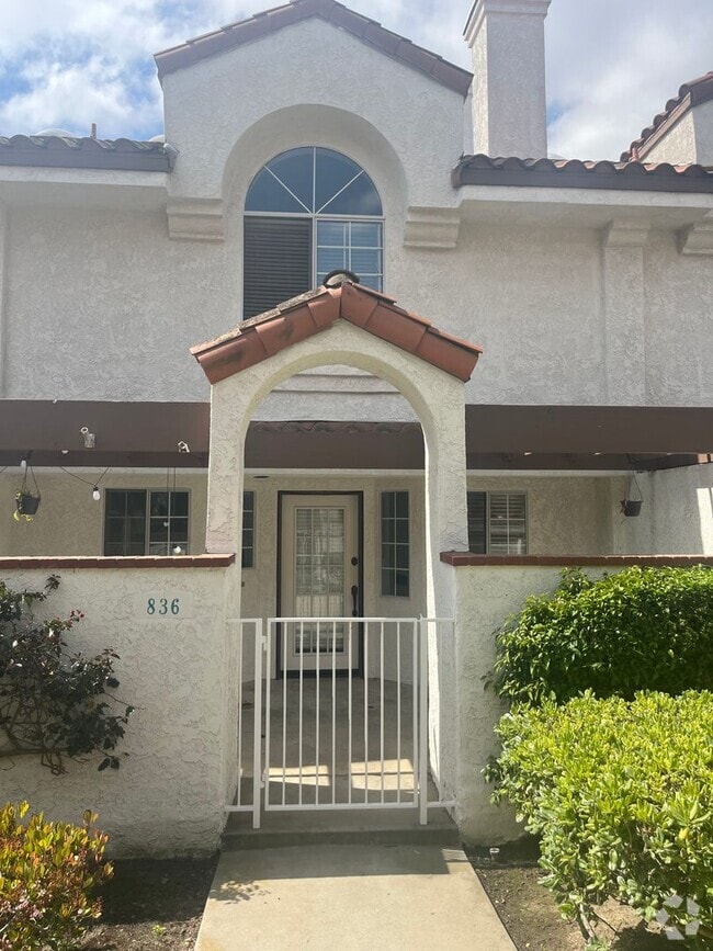 Building Photo - 836 Calle Los Gatos