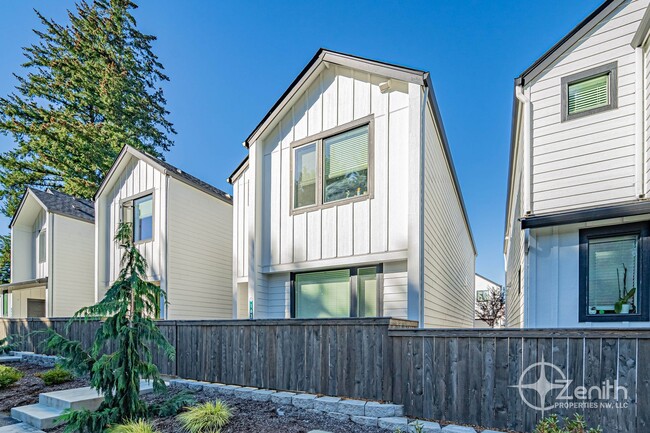 Building Photo - Modern 3 Bedroom Vancouver Home with Spaci...