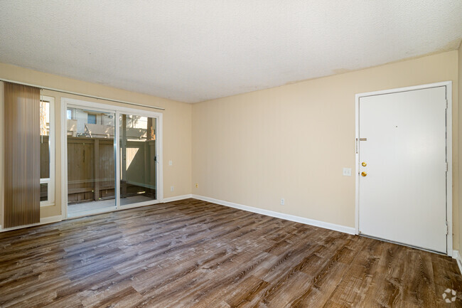 1BR, 1BA - 760SF - Riverside Gardens