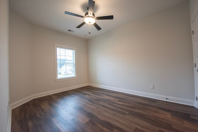 Building Photo - 517 Cloverdale Dr