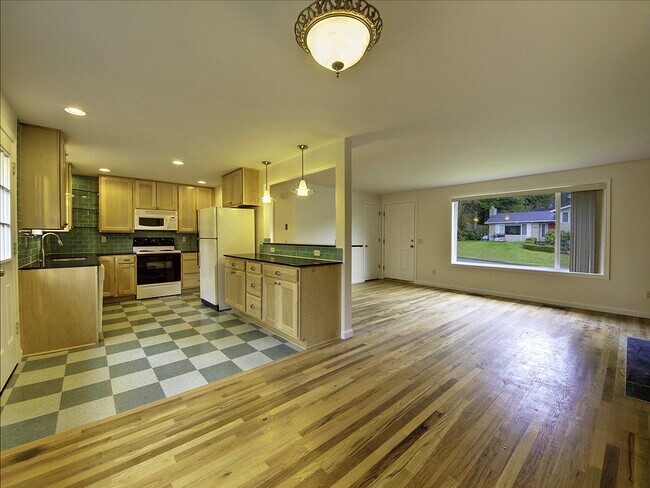 Building Photo - Lynnwood Three Bedroom Rambler