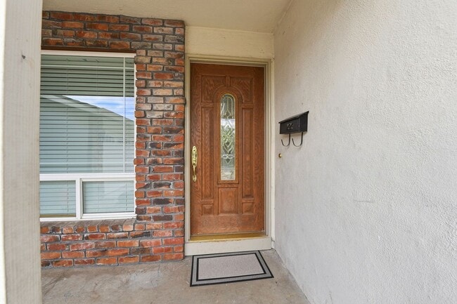 Building Photo - Move-In Ready Blossom Hill Gem – New Bathrooms and many upgrades!