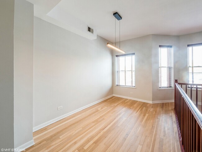 Foto del edificio - 913 W Irving Park Rd
