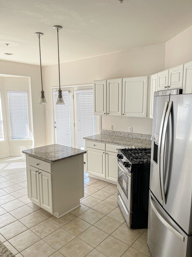 La Plantación - 3 habitaciones, 2 baños - 1756 pies cuadrados - Cocina - Legacy Oaks at Spring Hill Apartments
