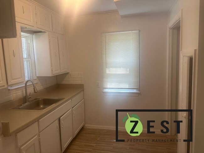Foto del edificio - WELCOME HOME! 3BDRM 1.5BTH w/ GARAGE!!! AN...
