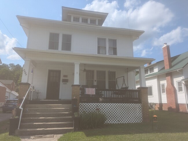 Building Photo - 1004 College Ave