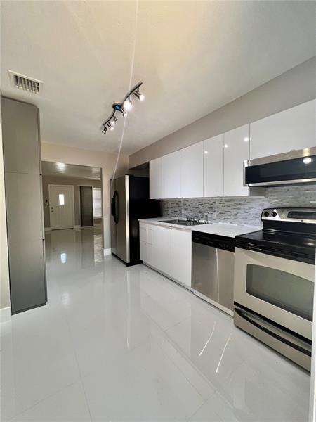 Building Photo - 5655 NE 5th Ter