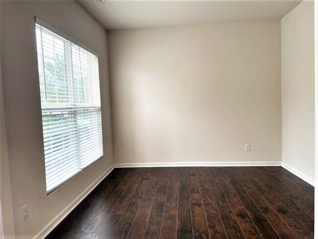 Building Photo - 405 Master Wood Way