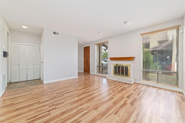 Building Photo - 1116 Bering Dr