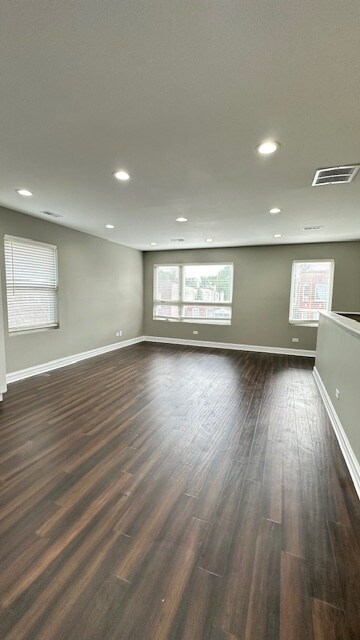 Building Photo - 1007 N Hamlin Ave