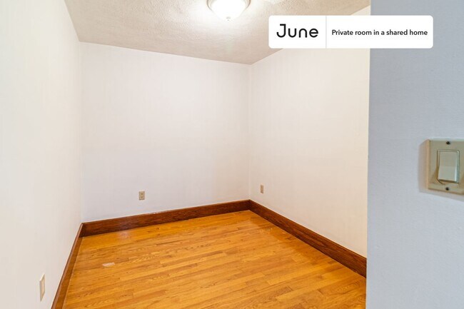 Building Photo - Room in Shared 5 bed/2 bath home