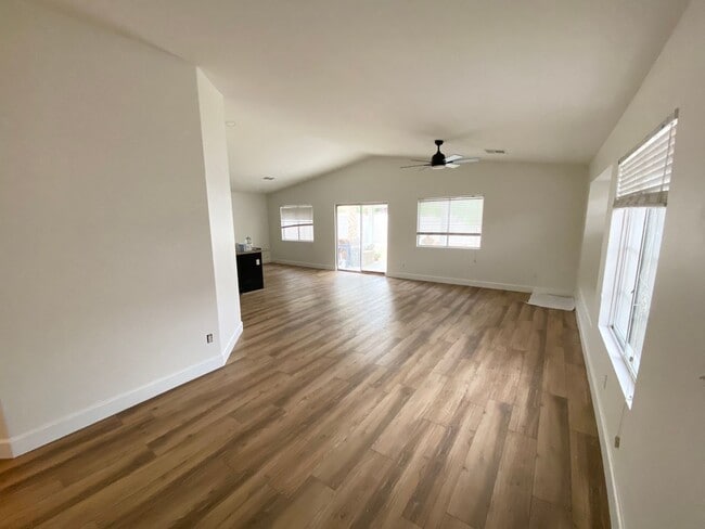 Building Photo - 3/BD 2/BA Charming Home in Spring Mountain...