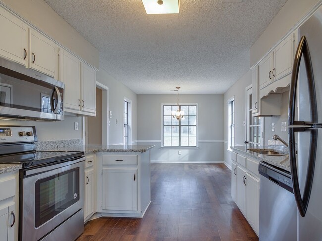 Foto del edificio - Renovated and Ready for Move In!