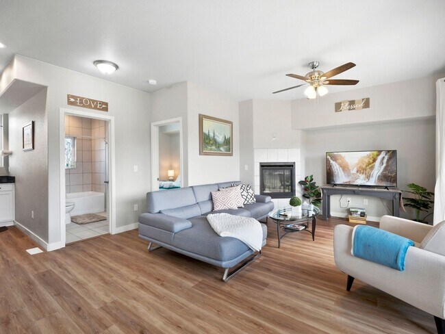 Building Photo - 3 Bedroom Townhome in Woodland Park