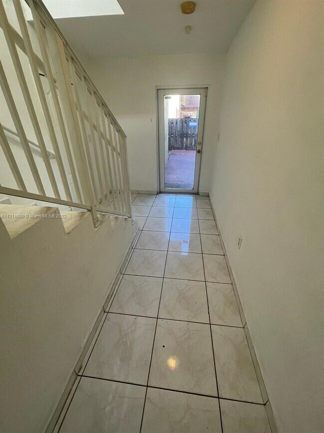Foto del edificio - 17346 NW 74th Ave