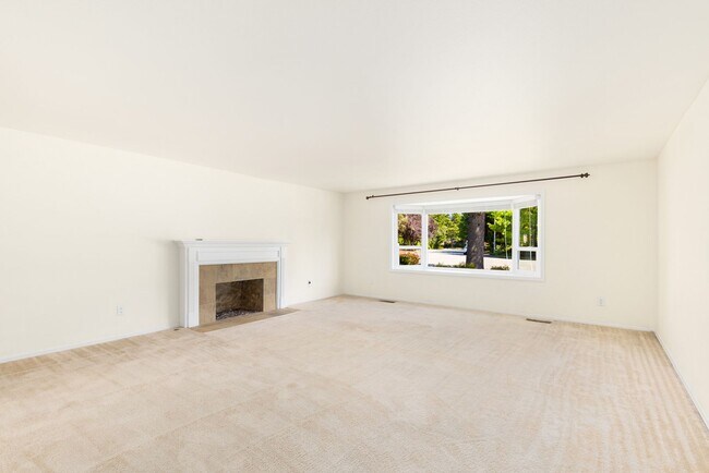 Building Photo - North Kirkland 4 Bedroom 3 Bath - Tons of ...