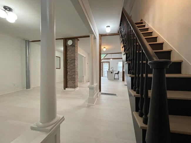 Building Photo - 2185 Columbus Rd